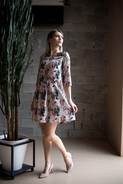 Изображение Платье из вискозы, принт Попугаи, коллекция Шарм, от Pink 2