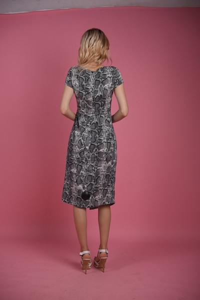 Изображение Платье футляр длина миди асимметричный низ, шифон, принт серый питон, от Pink 3